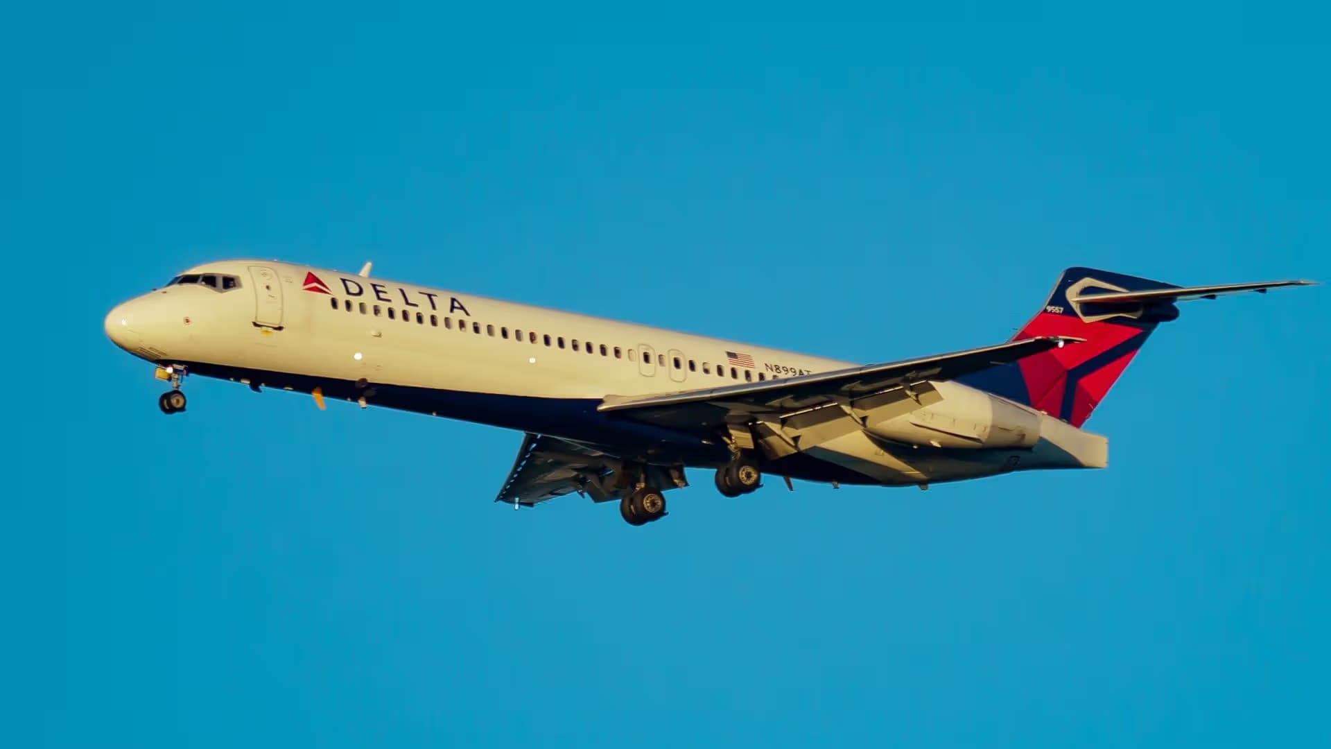 N899AT — Twin-engine aircraft
