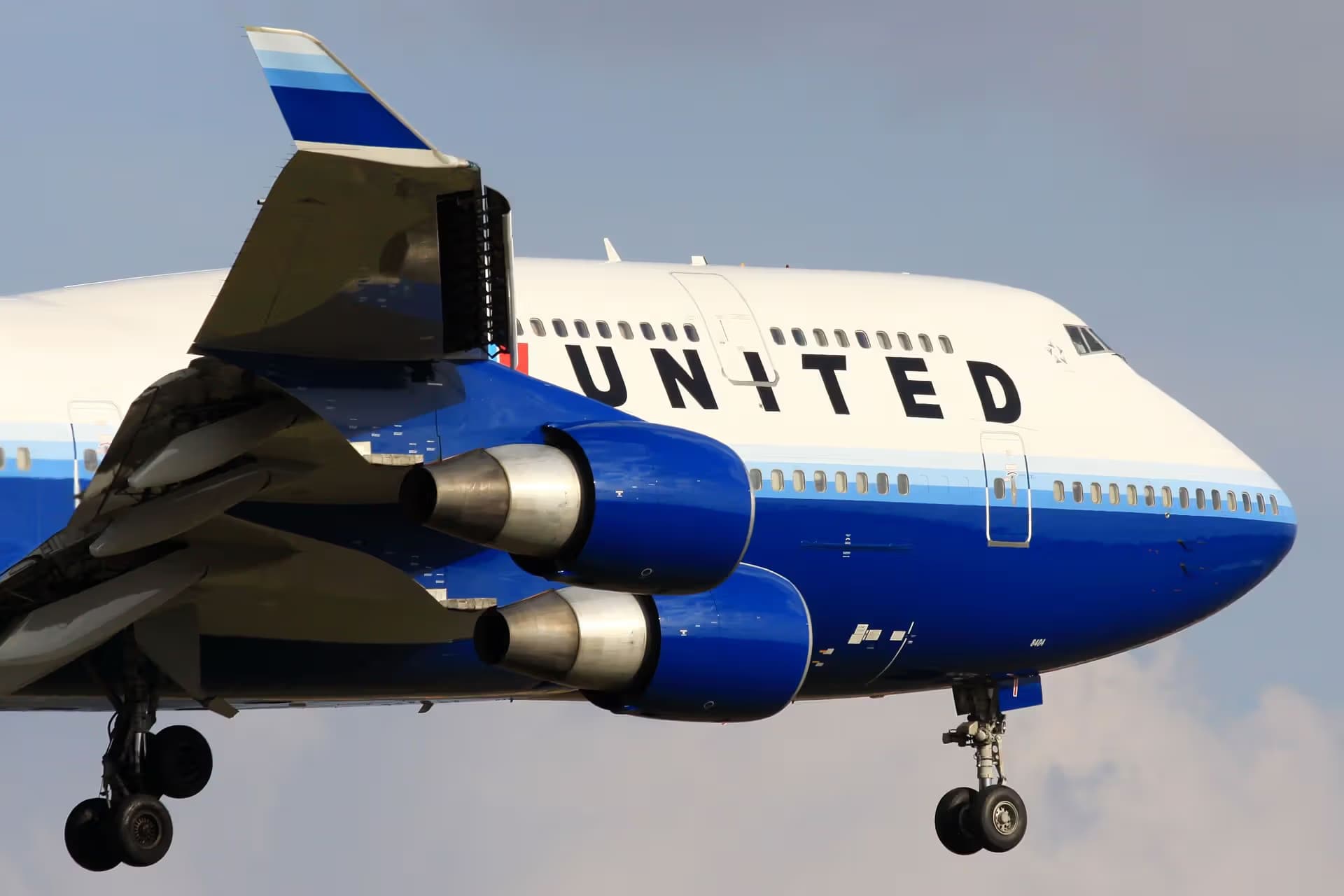 N104UA — Boeing