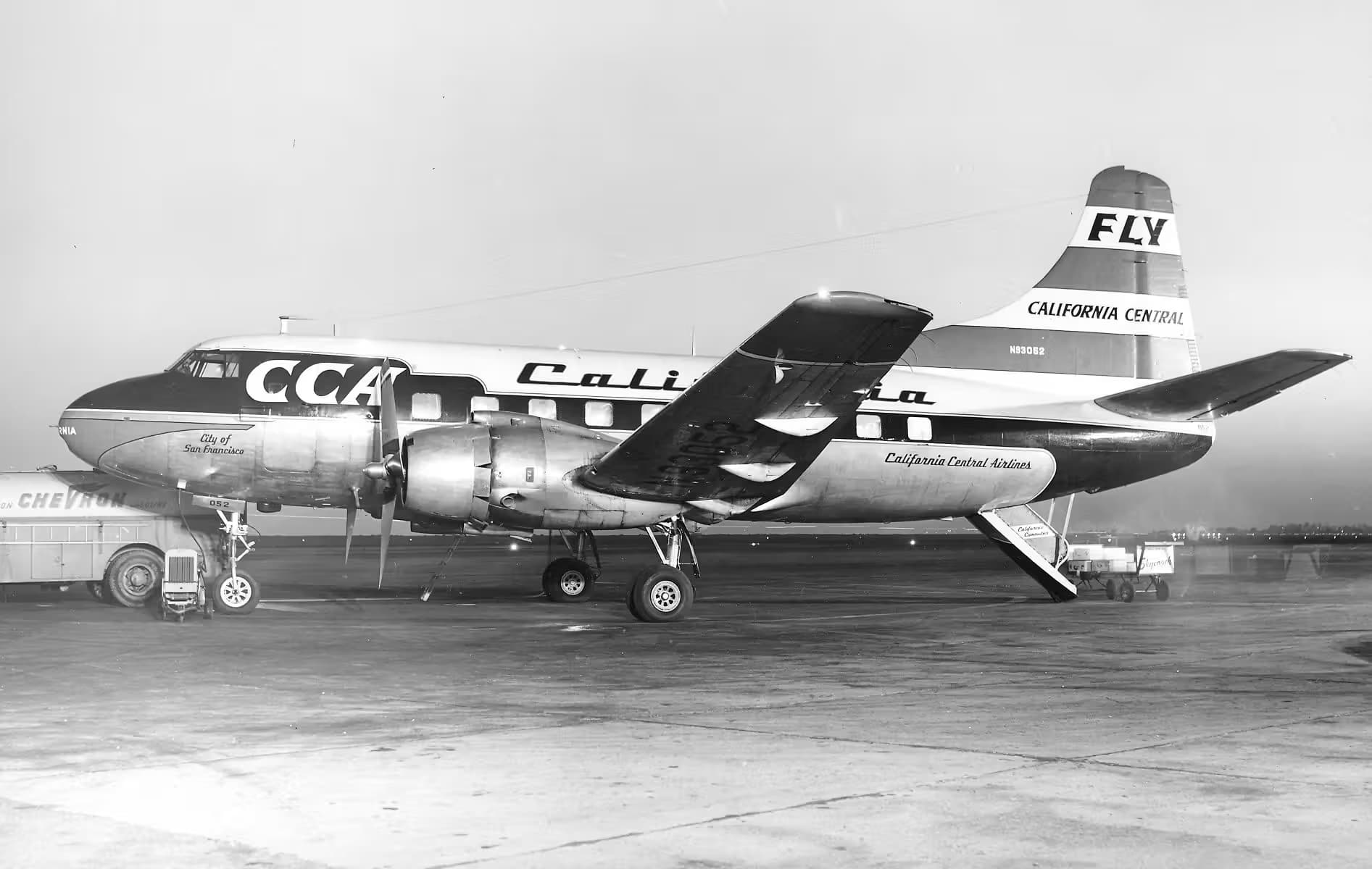 N93052 — Twin-engine aircraft