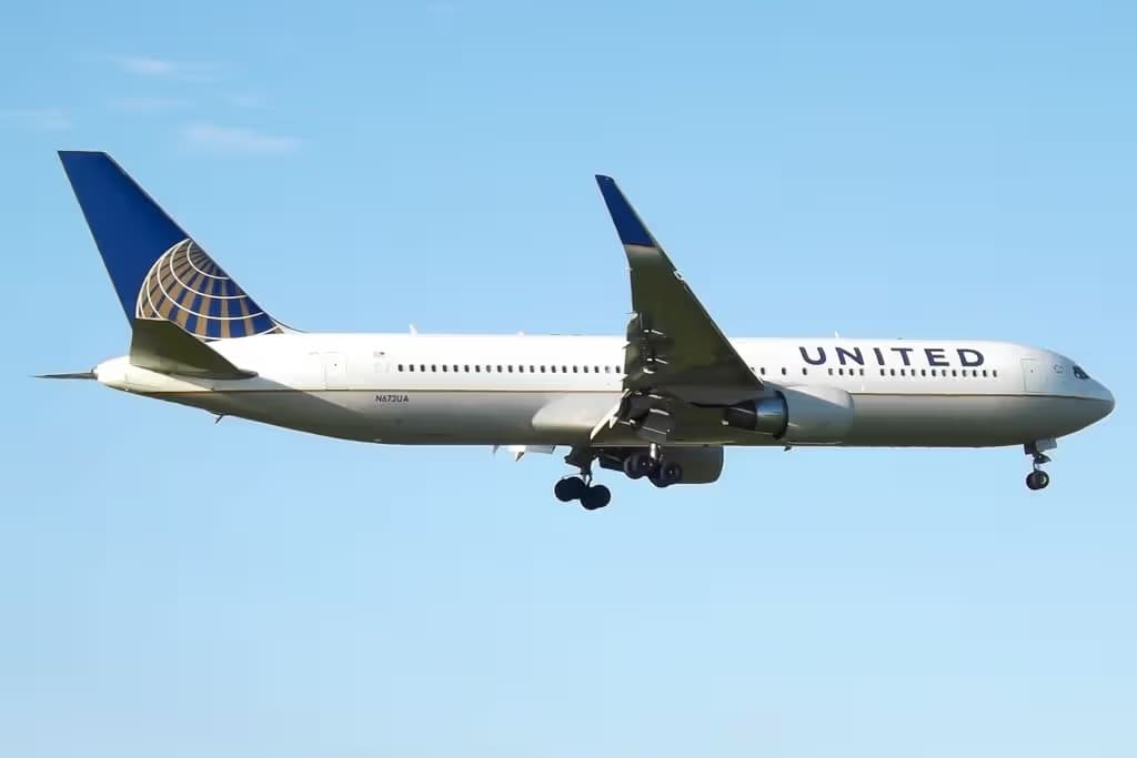 N672UA — Twin-engine aircraft