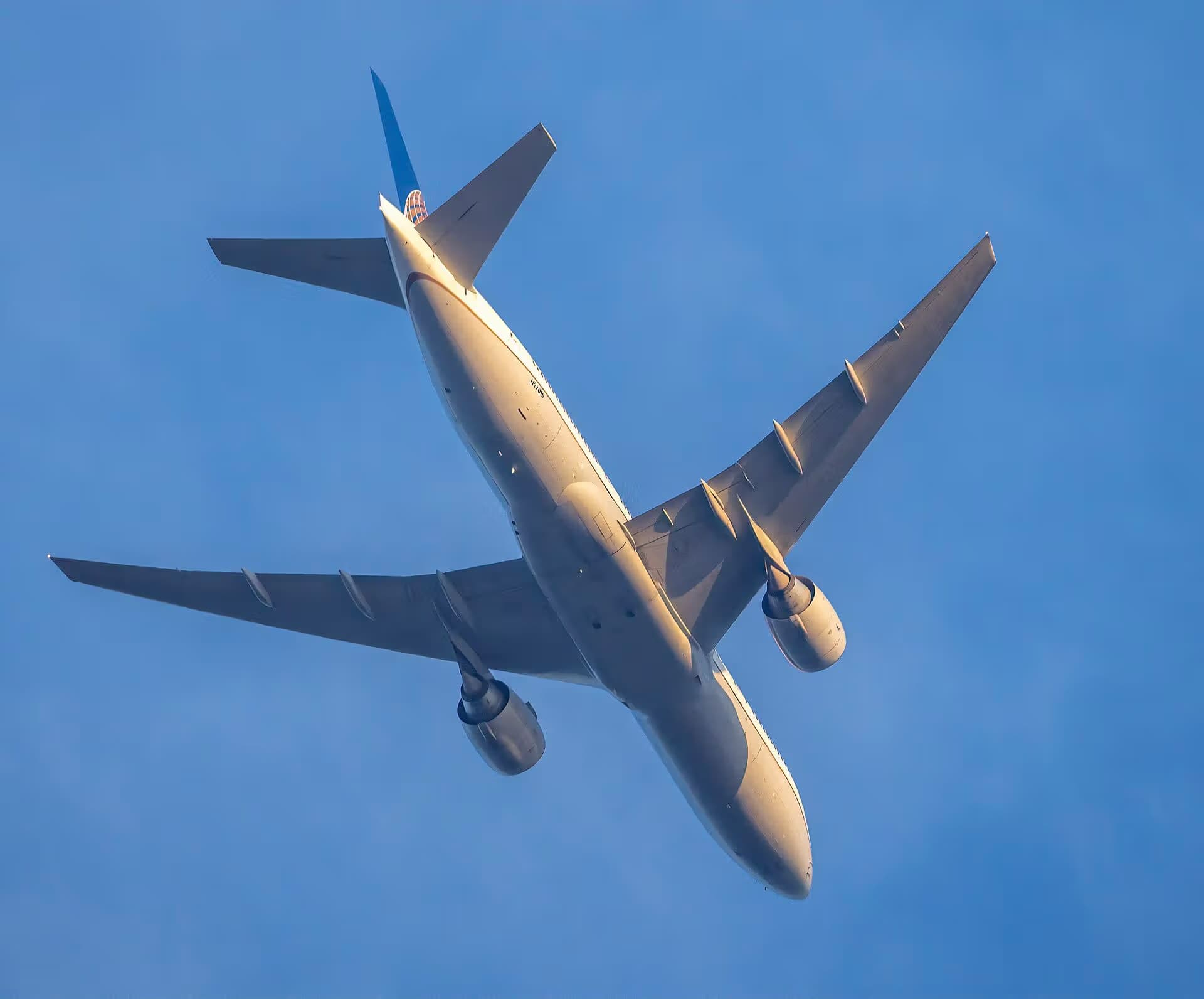 N27015 — Twin-engine aircraft