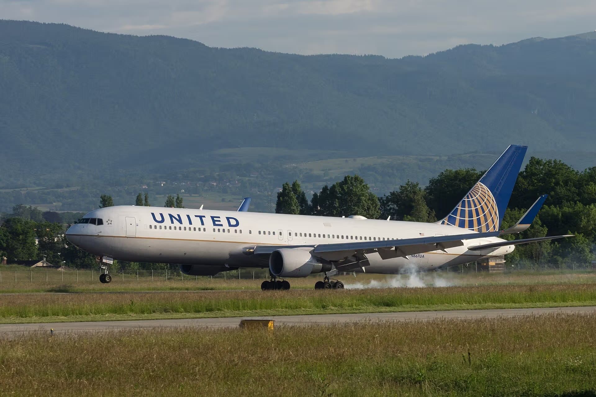 N667UA — Boeing