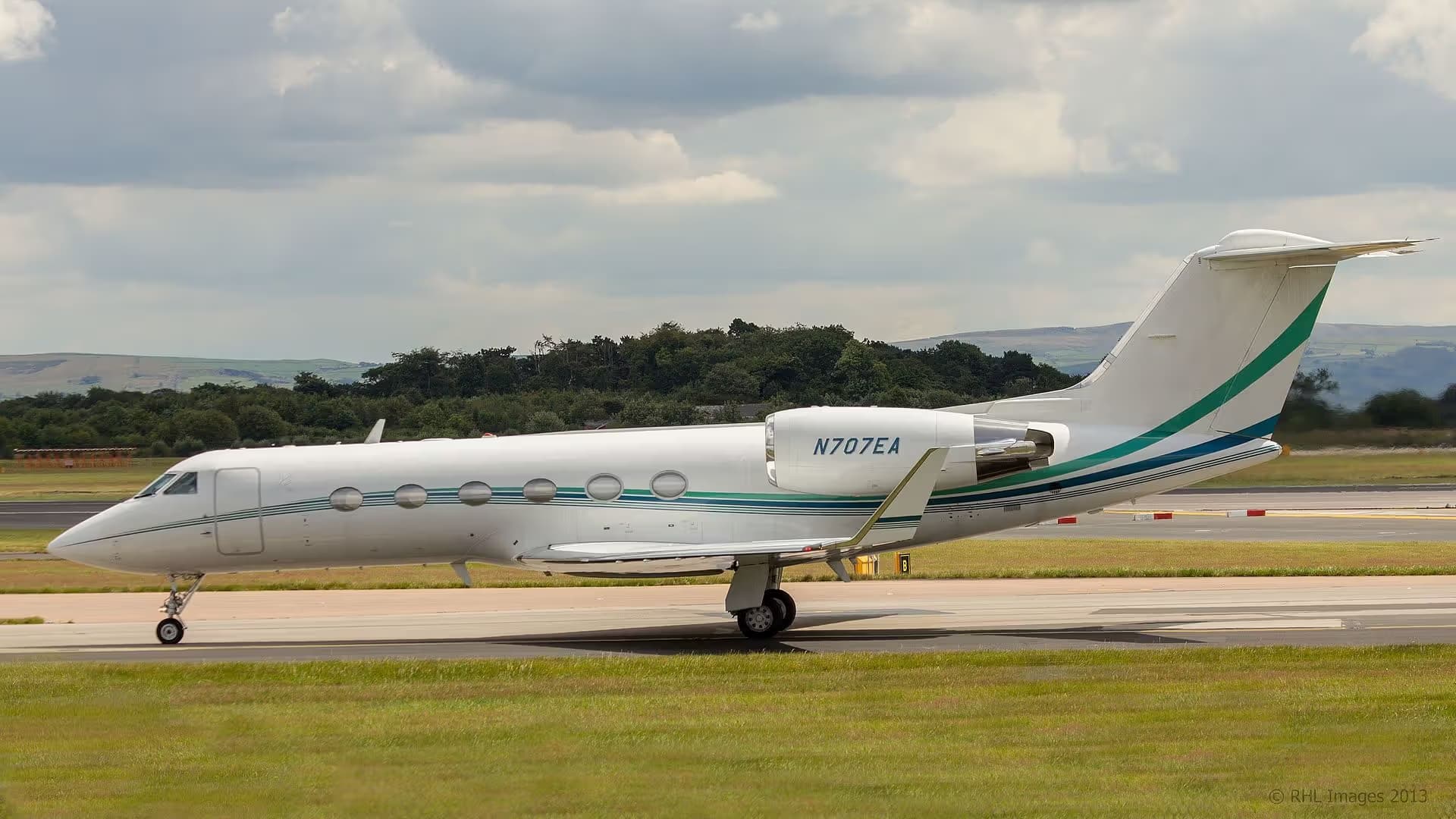 N707EA — Business jet