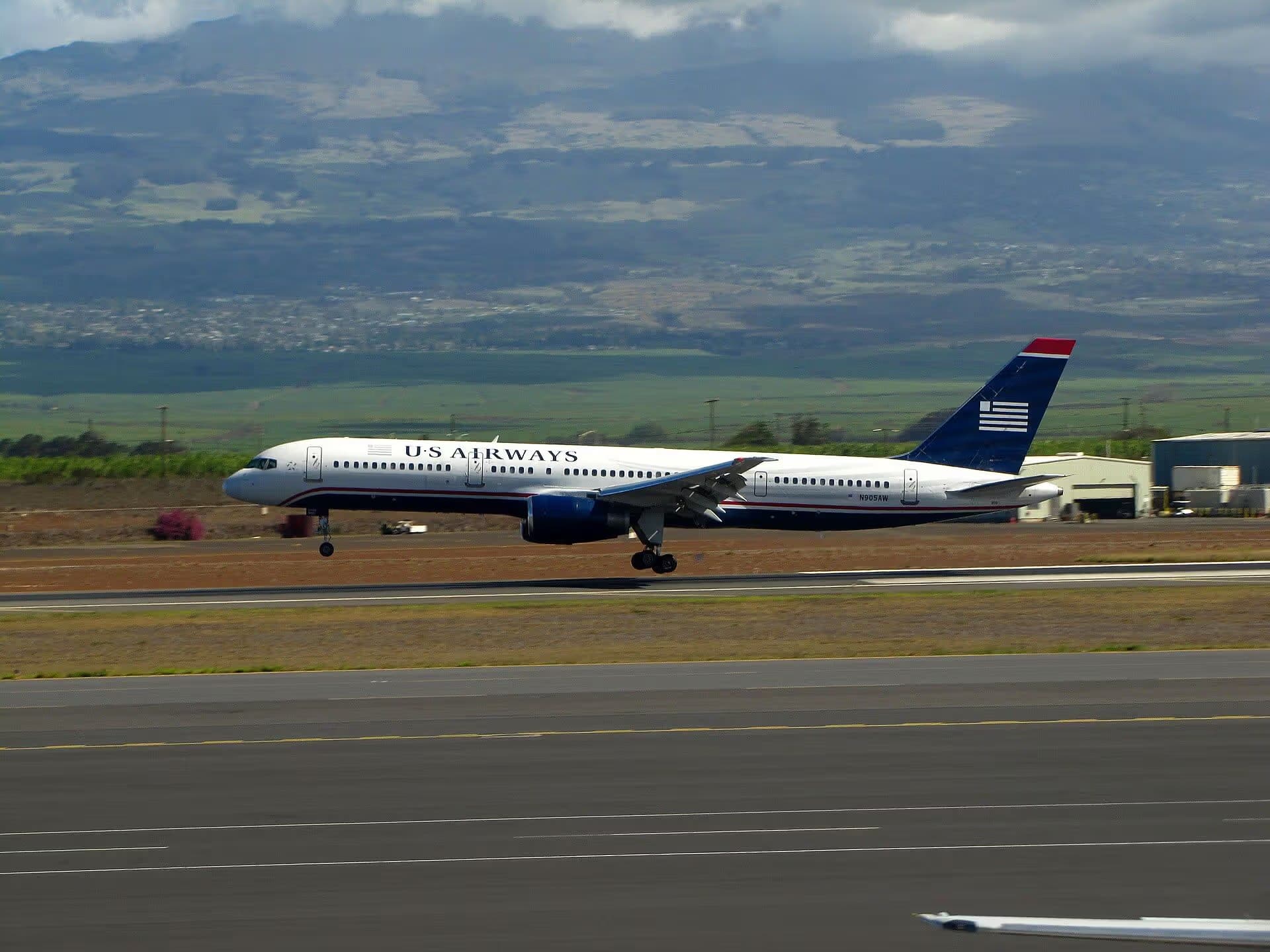 N905AW — Twin-engine aircraft