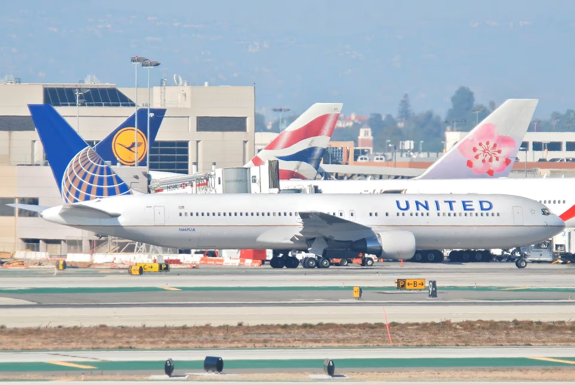 N669UA — Twin-engine aircraft