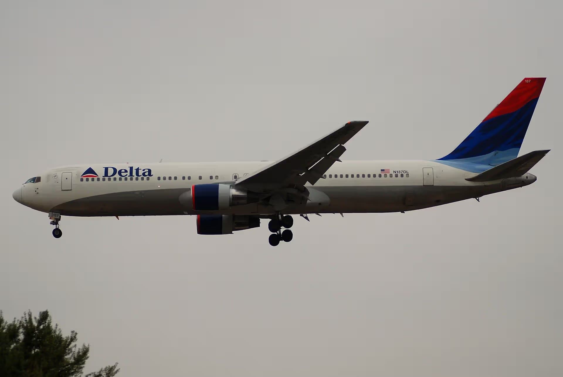 N137DL — Twin-engine aircraft