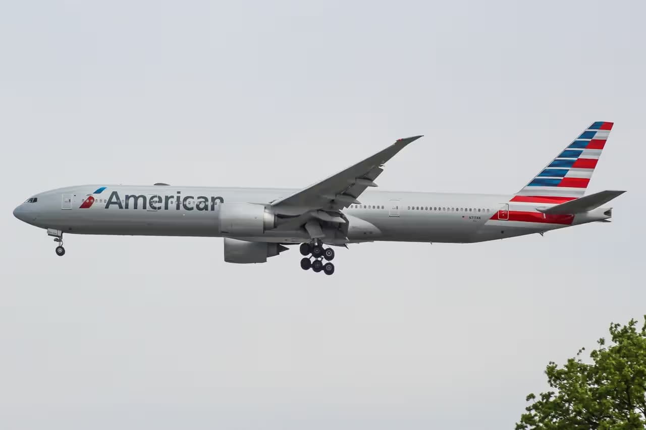 N717AN — Twin-engine aircraft