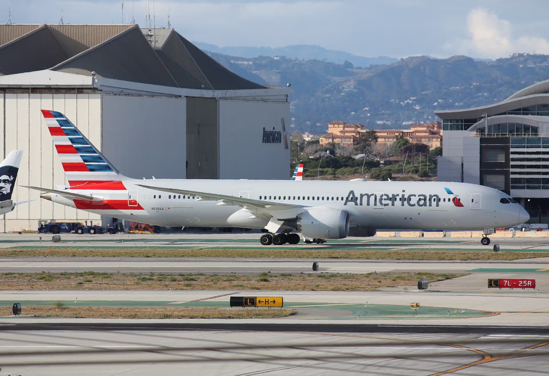 N838AA — Boeing