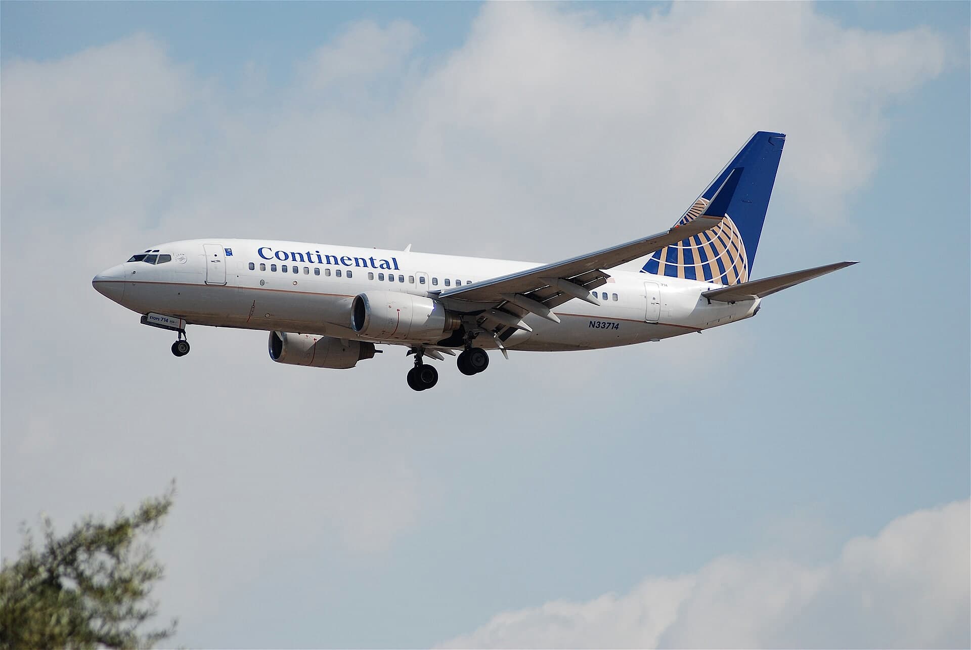 N33714 — Twin-engine aircraft