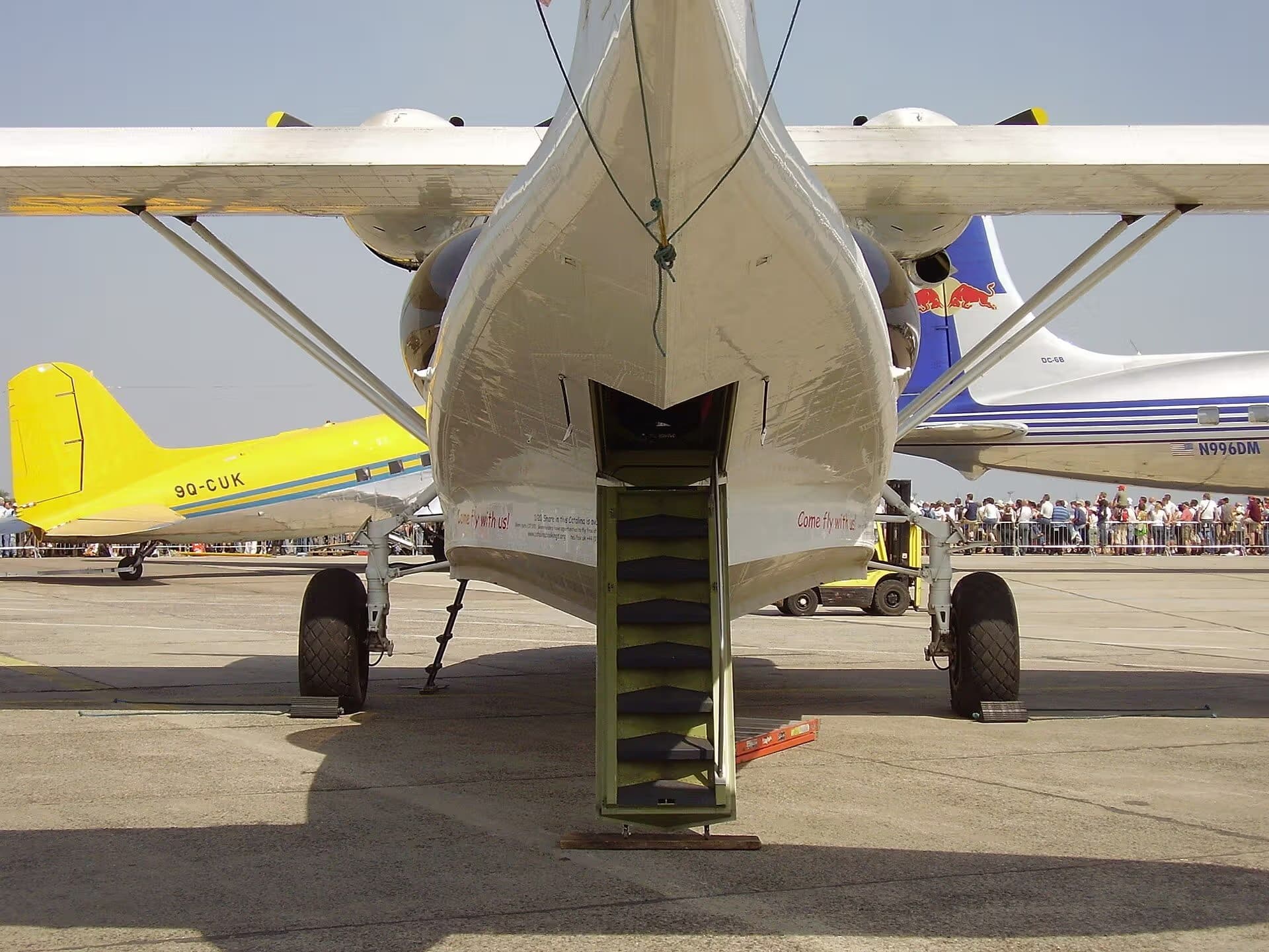 Unidentified — Twin-engine aircraft
