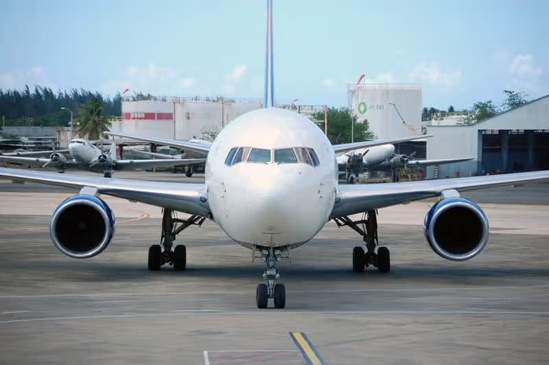 N135DL — Twin-engine aircraft