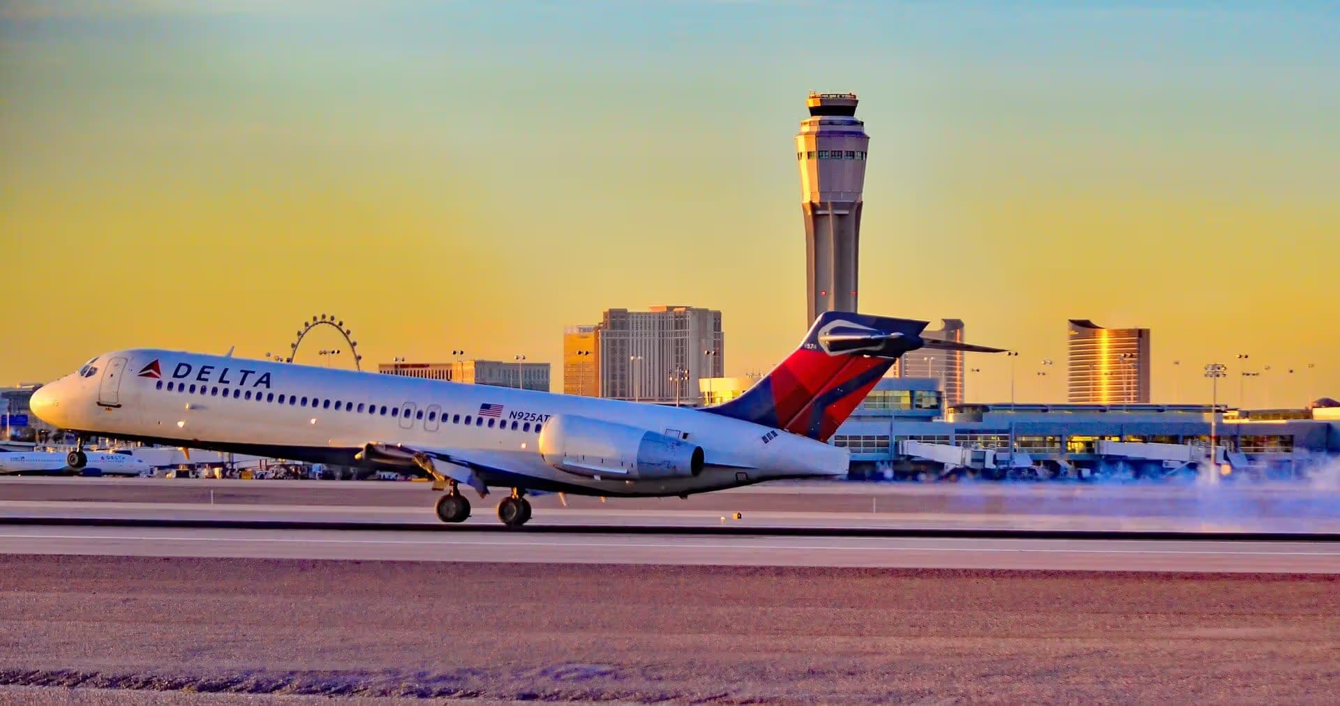 N925AT — Twin-engine aircraft