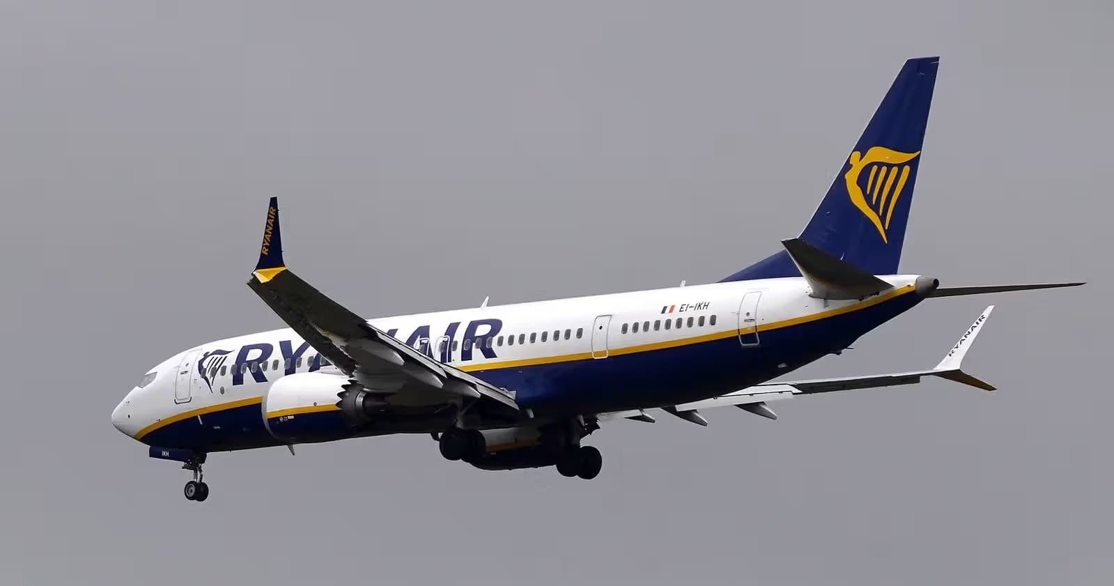 EI-IKH — Twin-engine aircraft