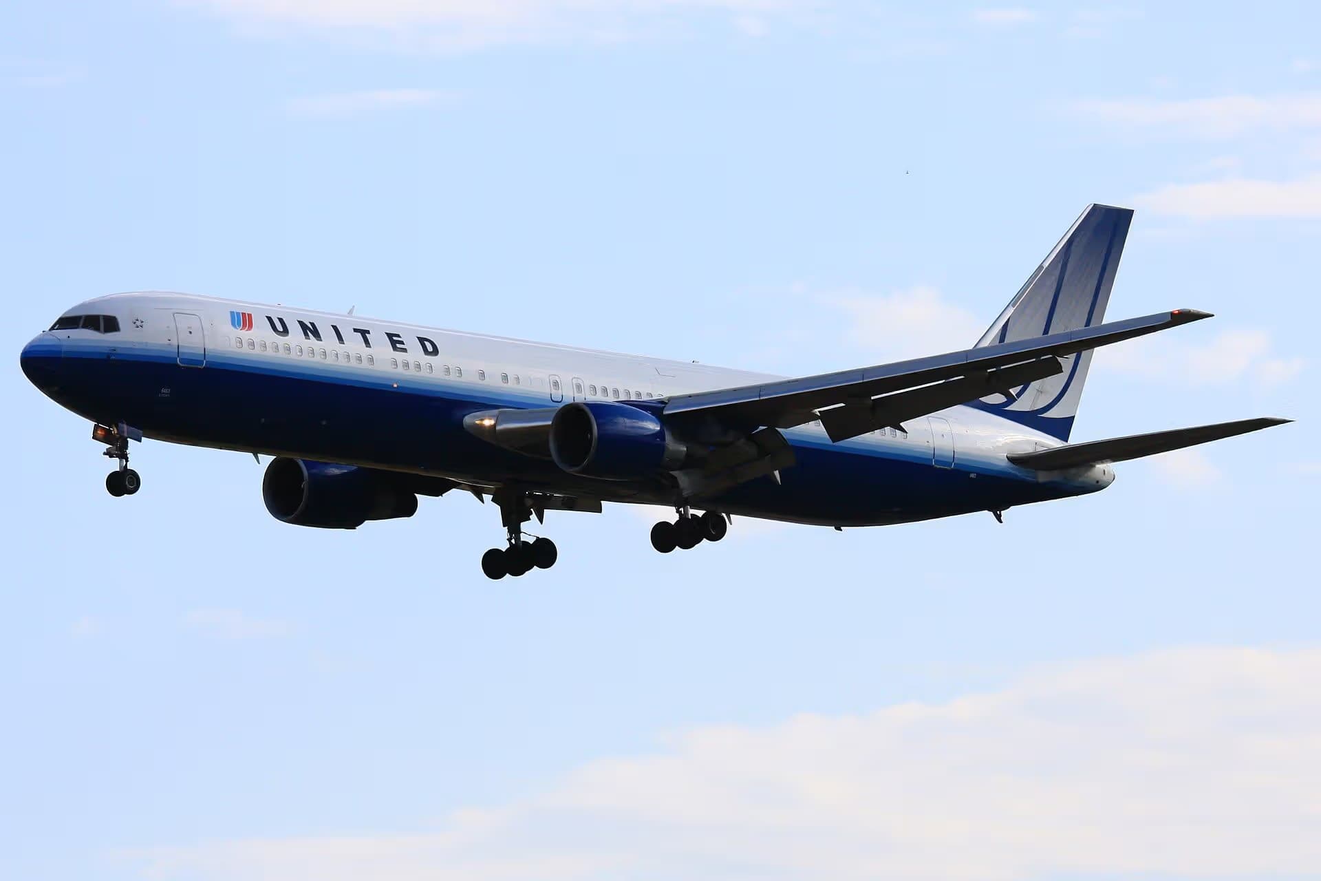 N663UA — Twin-engine aircraft