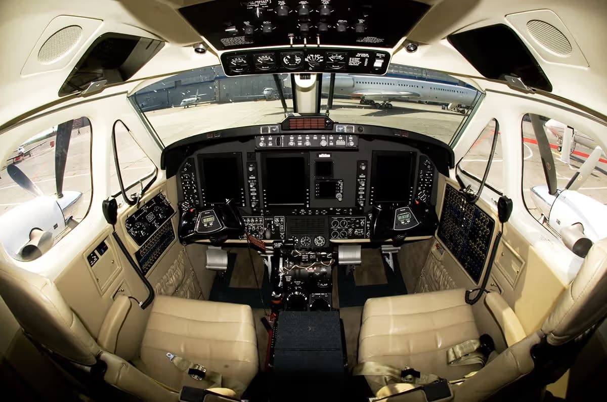 N60125 — Twin-engine aircraft