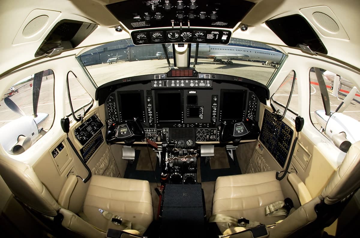 N60125 — Twin-engine aircraft