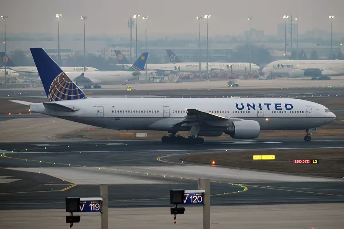 N228UA — Twin-engine aircraft