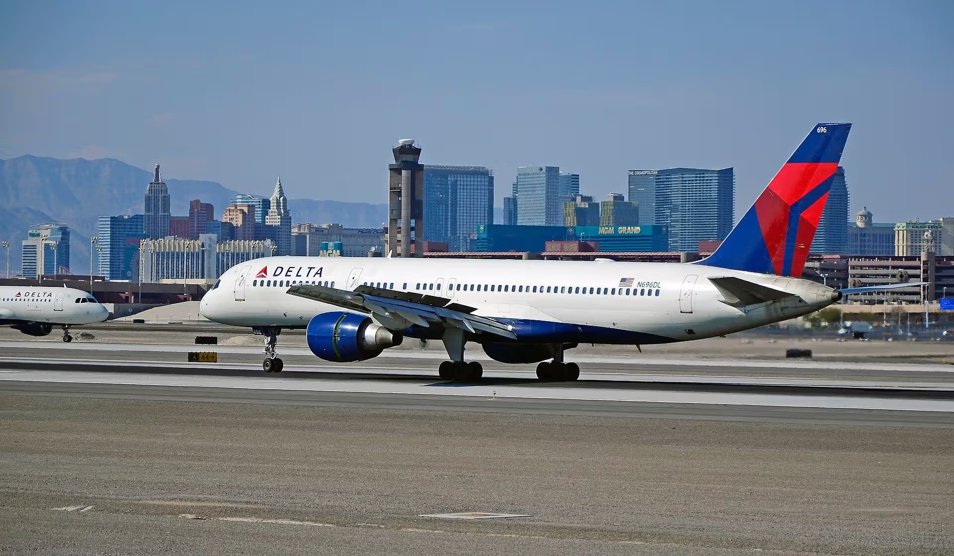 N696DL — Twin-engine aircraft