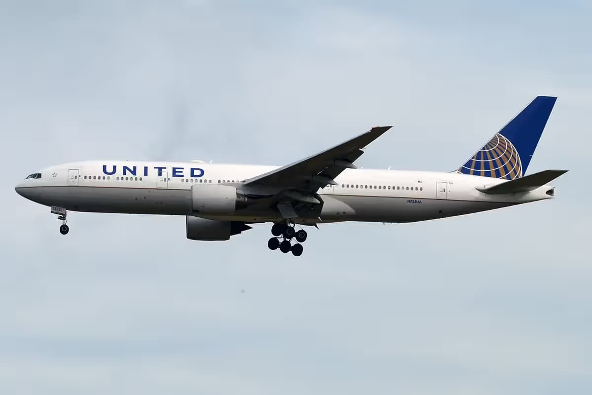 N785UA — Twin-engine aircraft