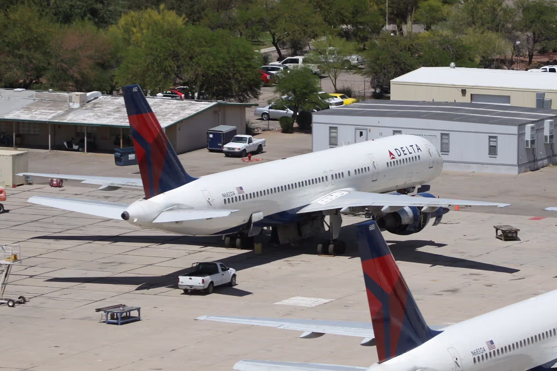 N682DA — Twin-engine aircraft