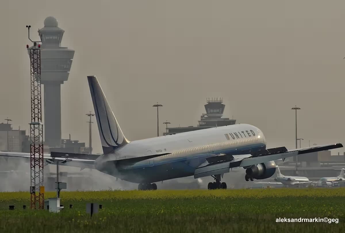 N649UA — Twin-engine aircraft