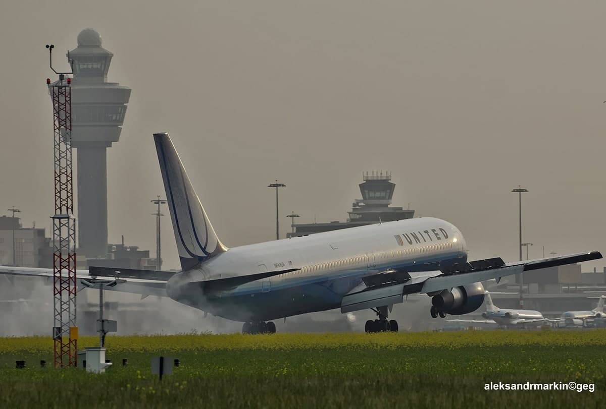 N649UA — Twin-engine aircraft