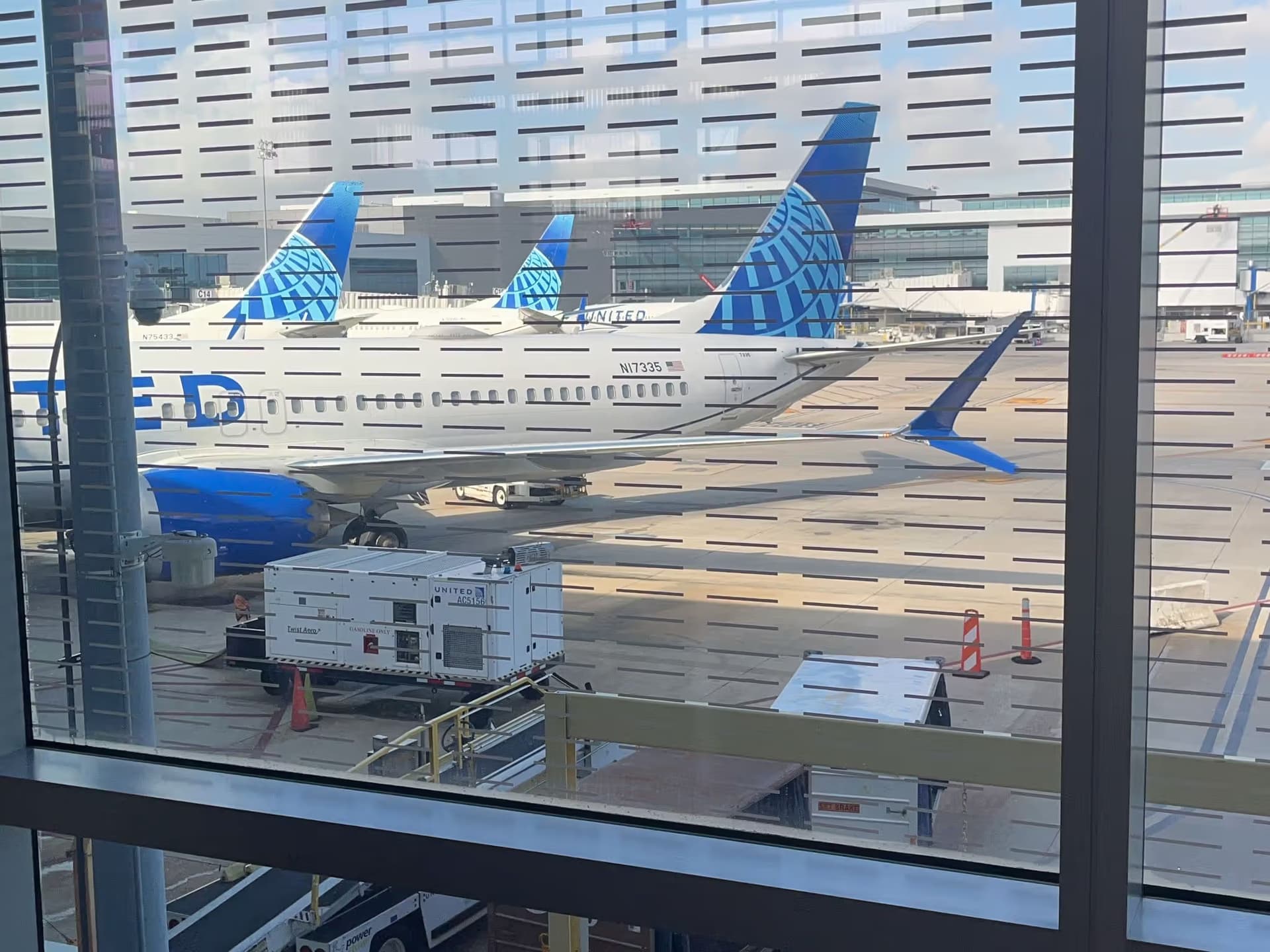 N17335 — Boeing 737-8 at George Bush Intercontinental Airport