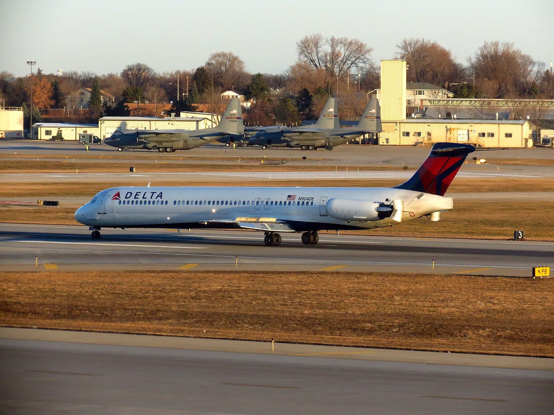 N904DE — Twin-engine aircraft