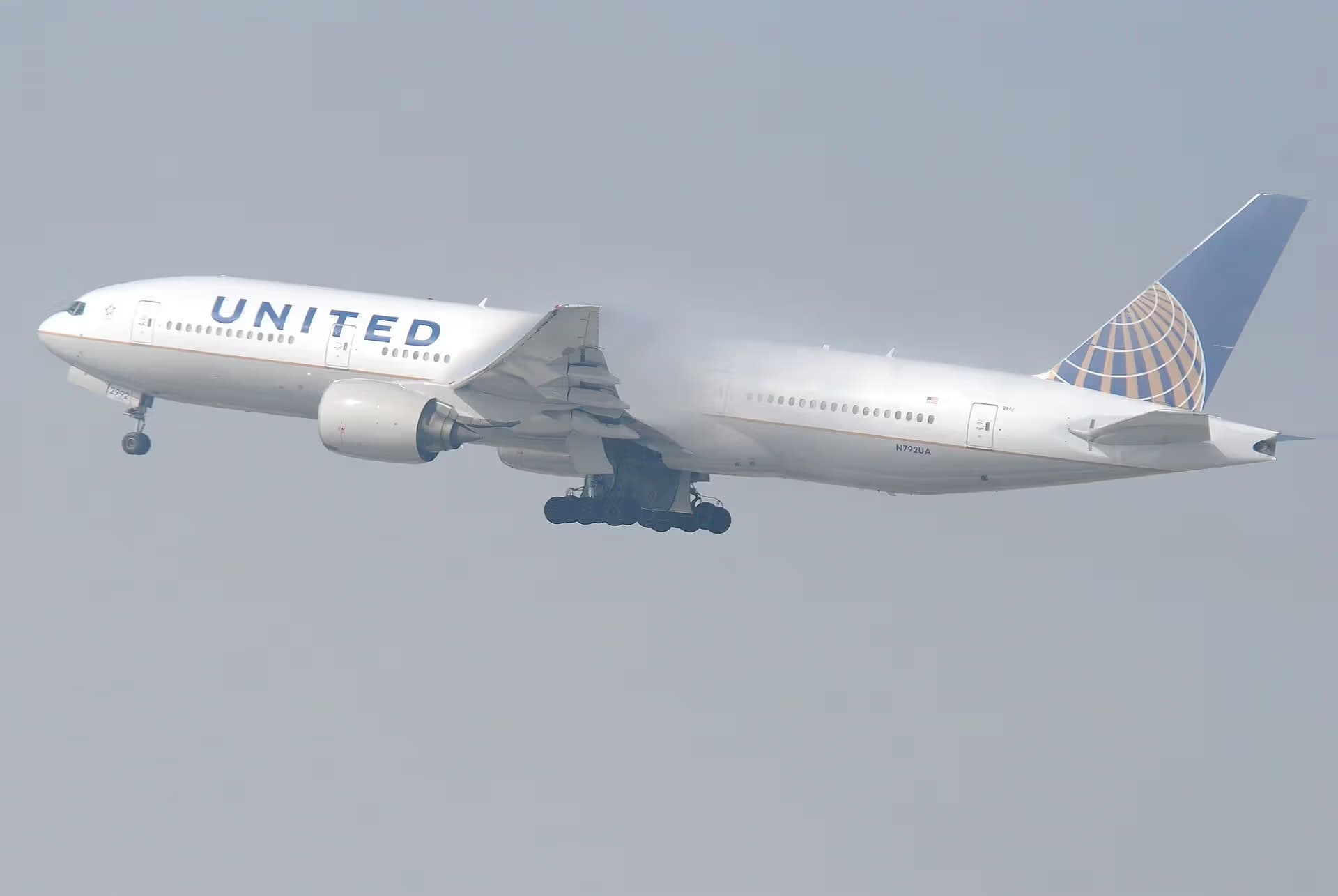 N792UA — Twin-engine aircraft