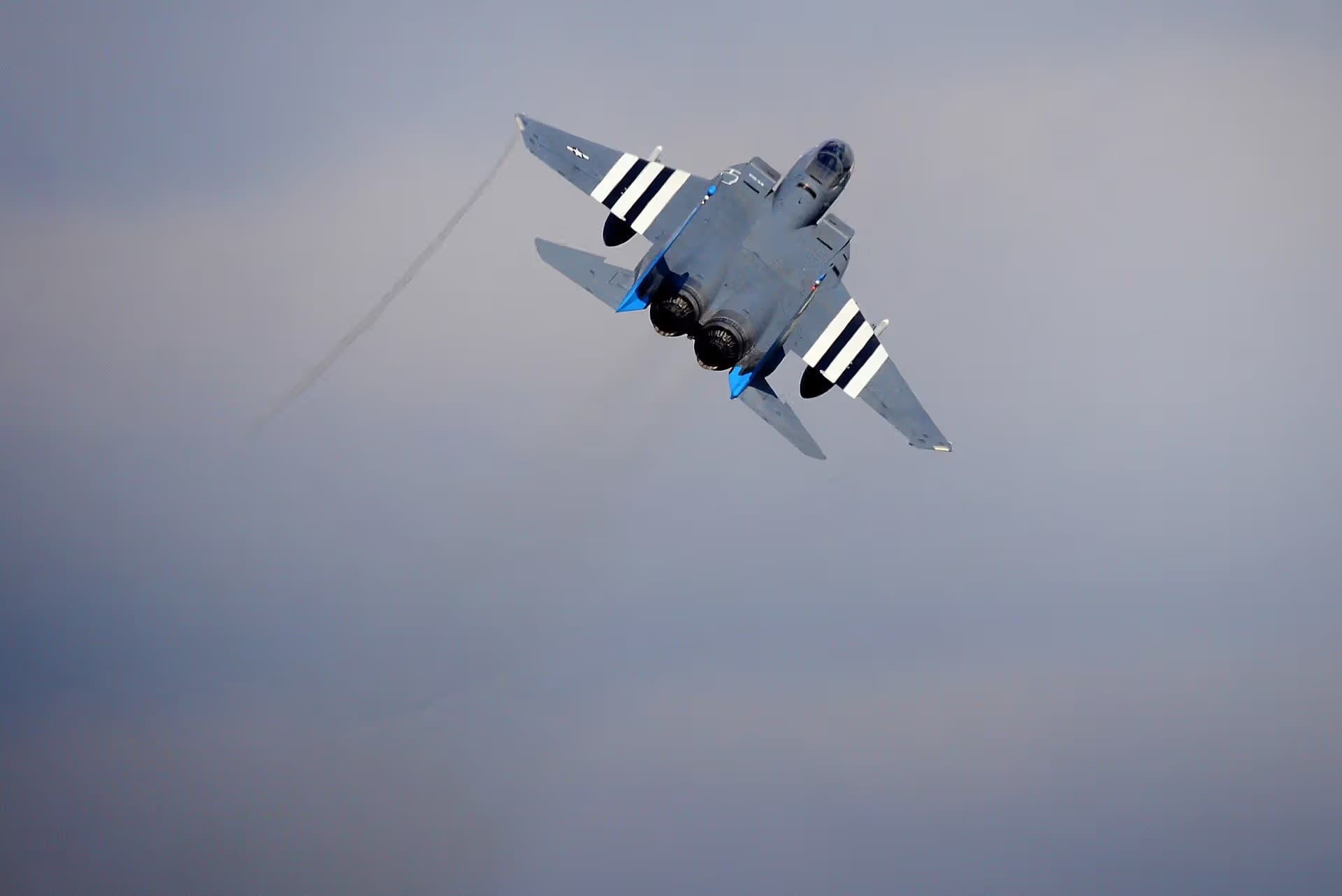 Unidentified — Twin-engine aircraft