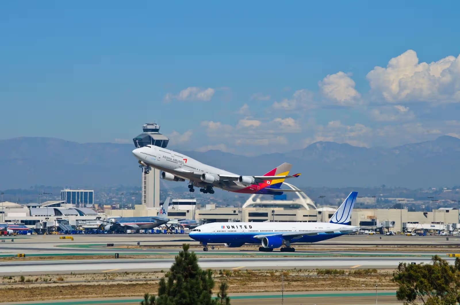N785UA — Twin-engine aircraft