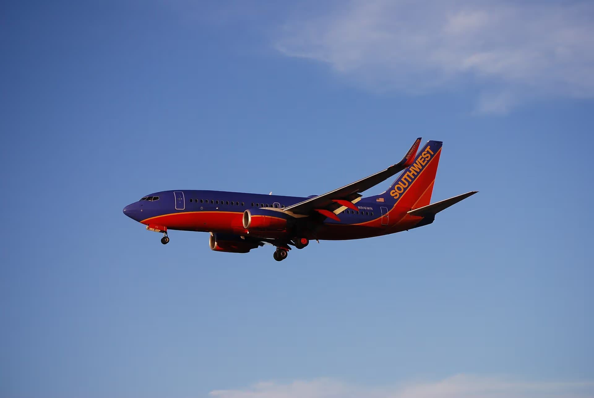 N916WN — Twin-engine aircraft