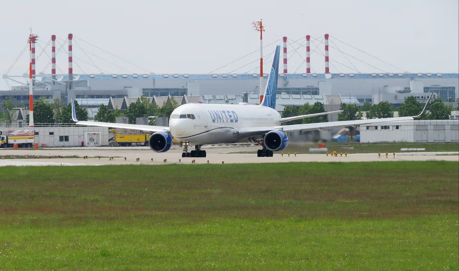 N648UA — Twin-engine aircraft