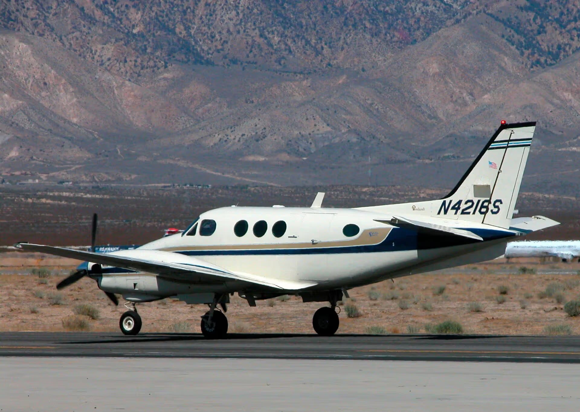 N4216S — Twin-engine aircraft