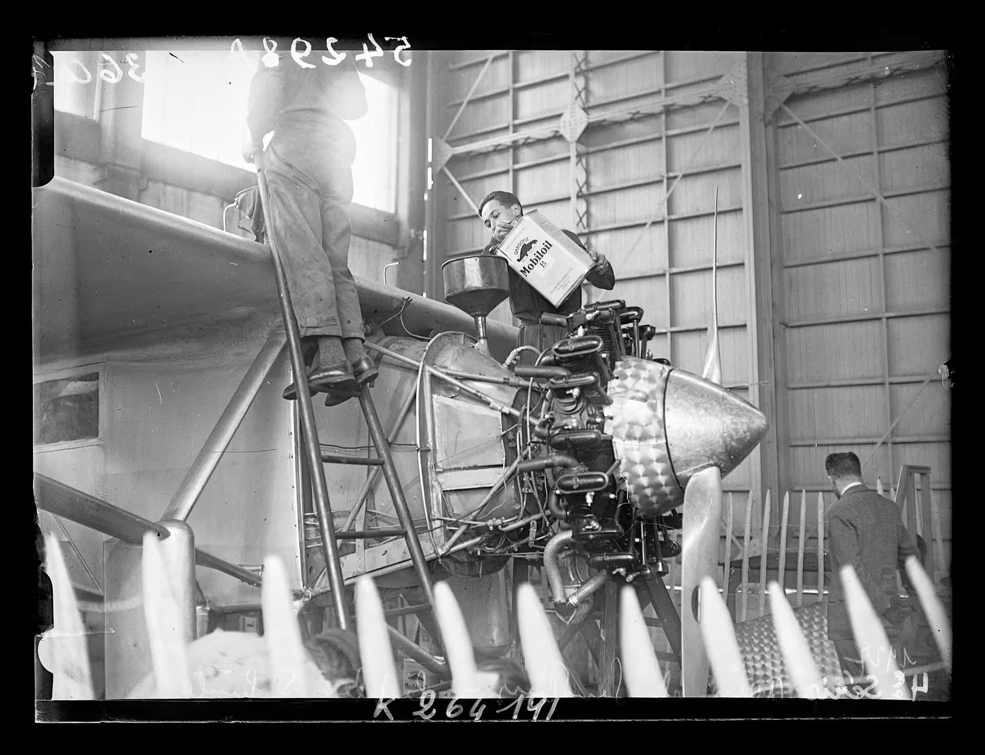 Unidentified — Single-engine aircraft