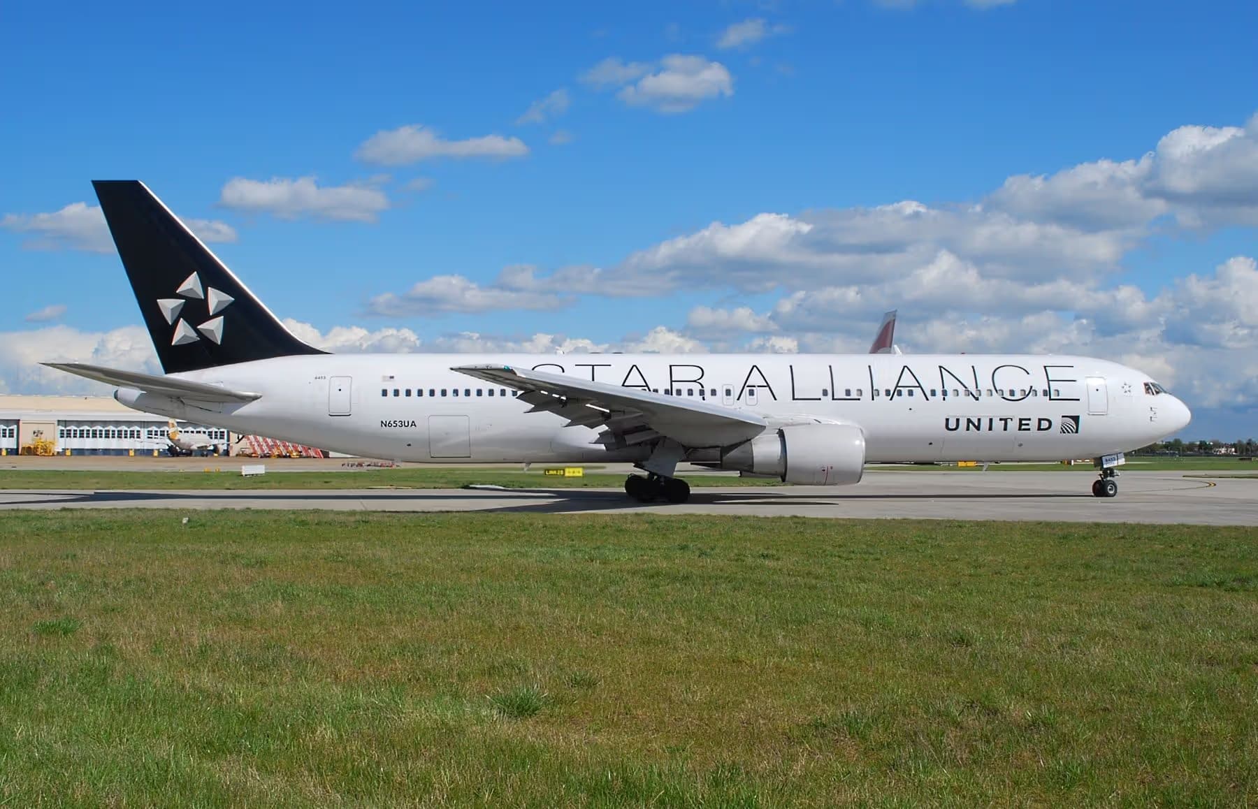 N653UA — Twin-engine aircraft