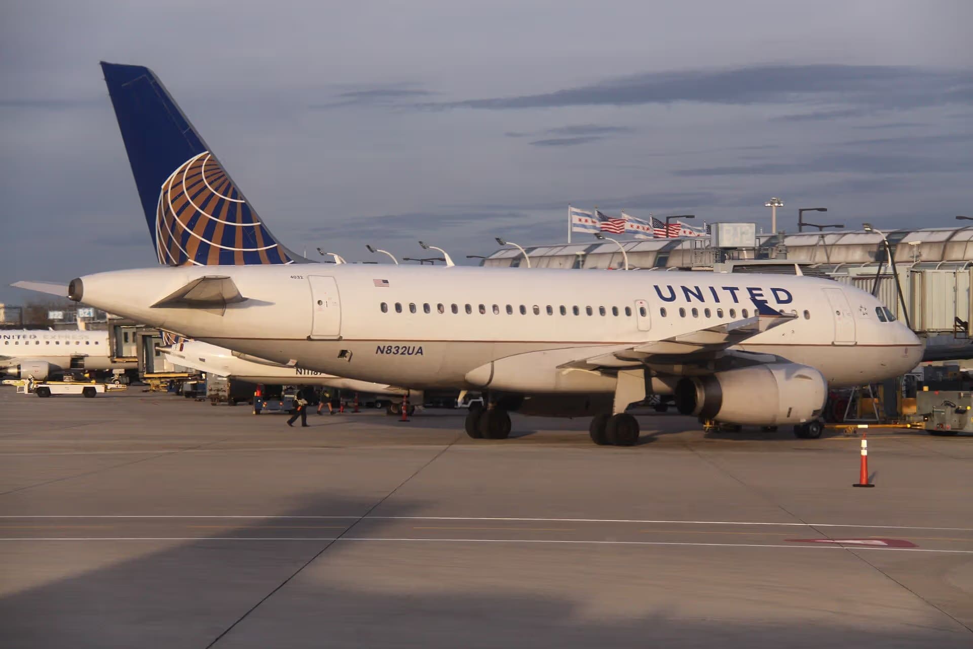 N832UA — Airbus
