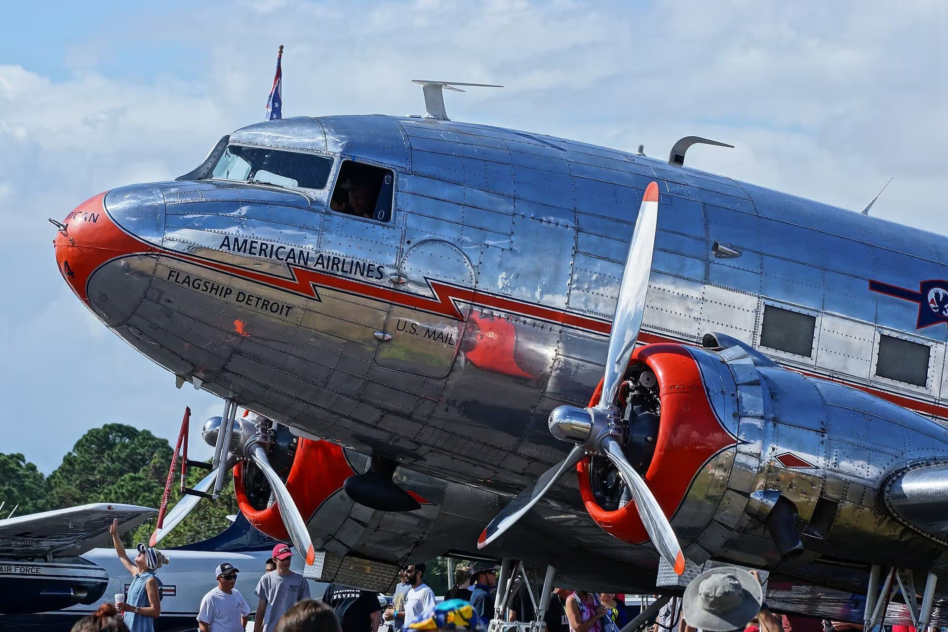 Unidentified — Twin-engine aircraft