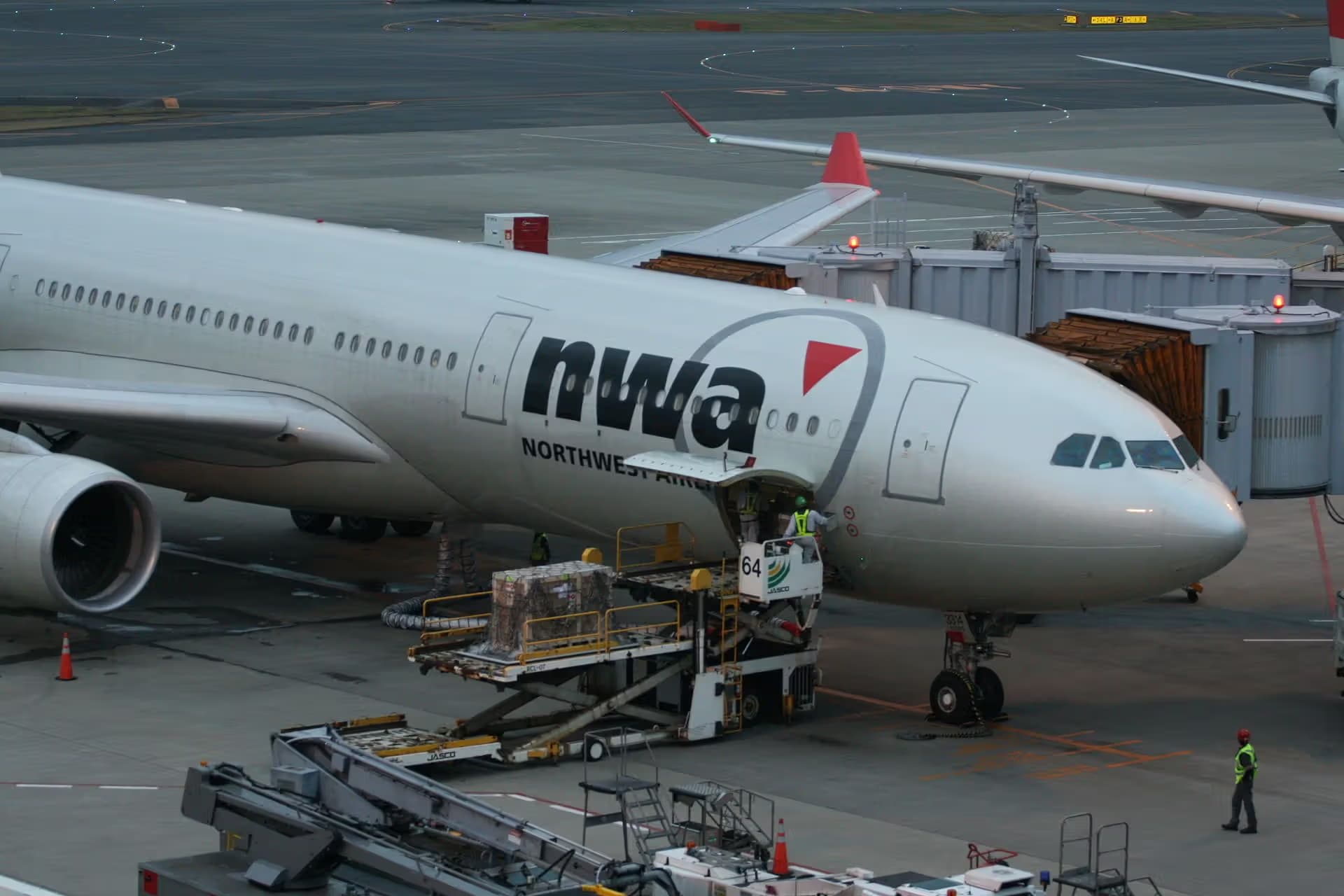N814NW — Twin-engine aircraft