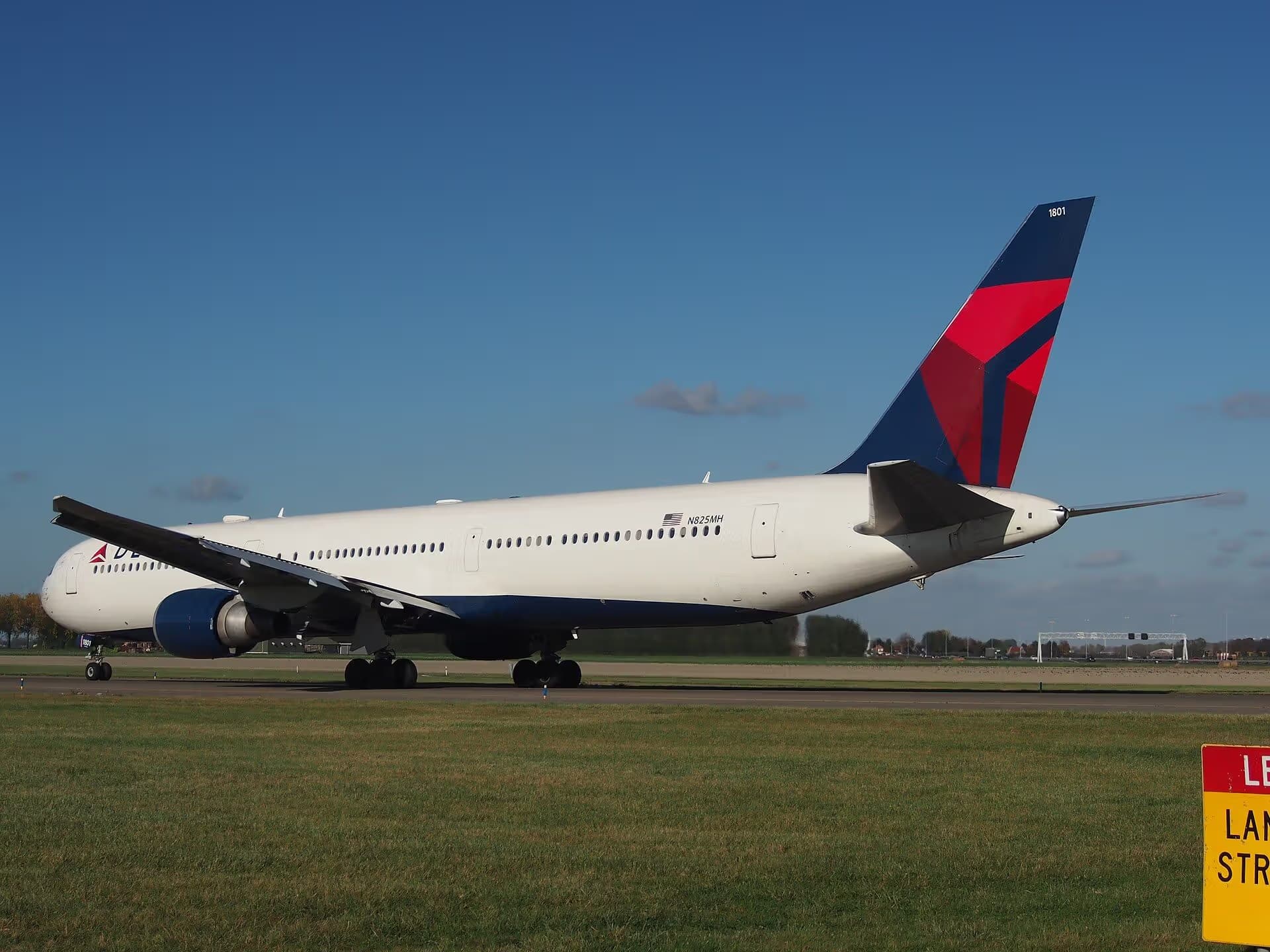 N825MH — Twin-engine aircraft
