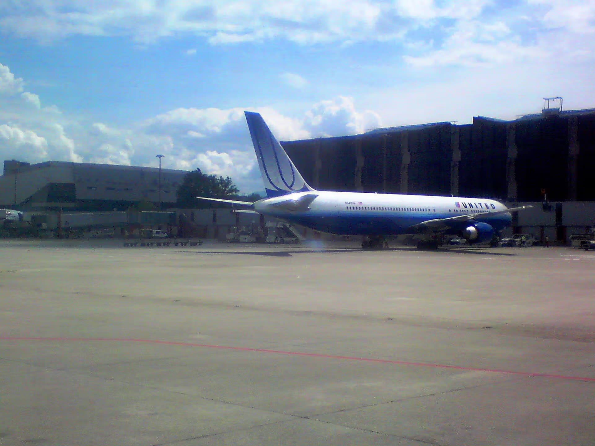 N647UA — Twin-engine aircraft