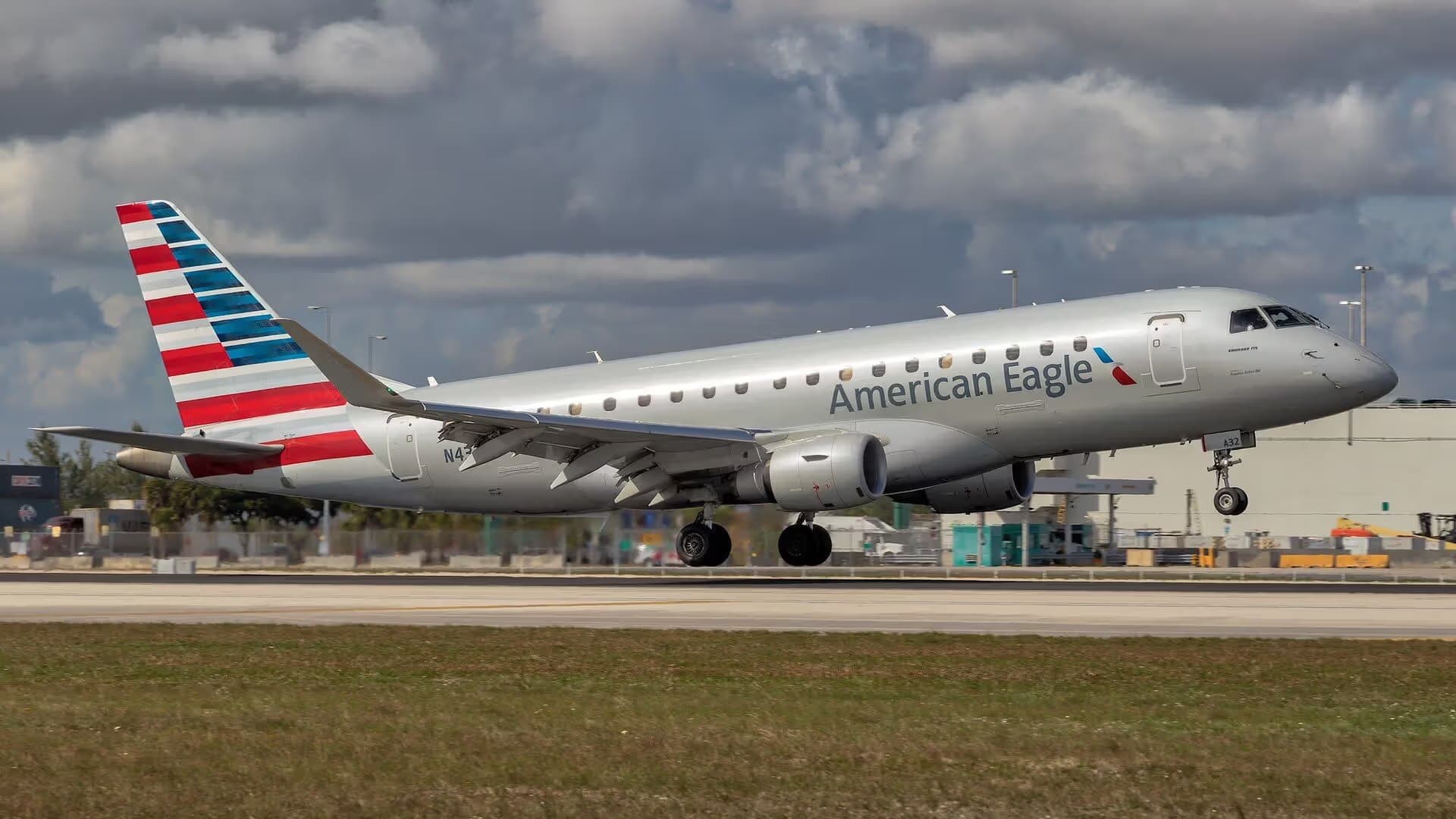 N432YX — Embraer