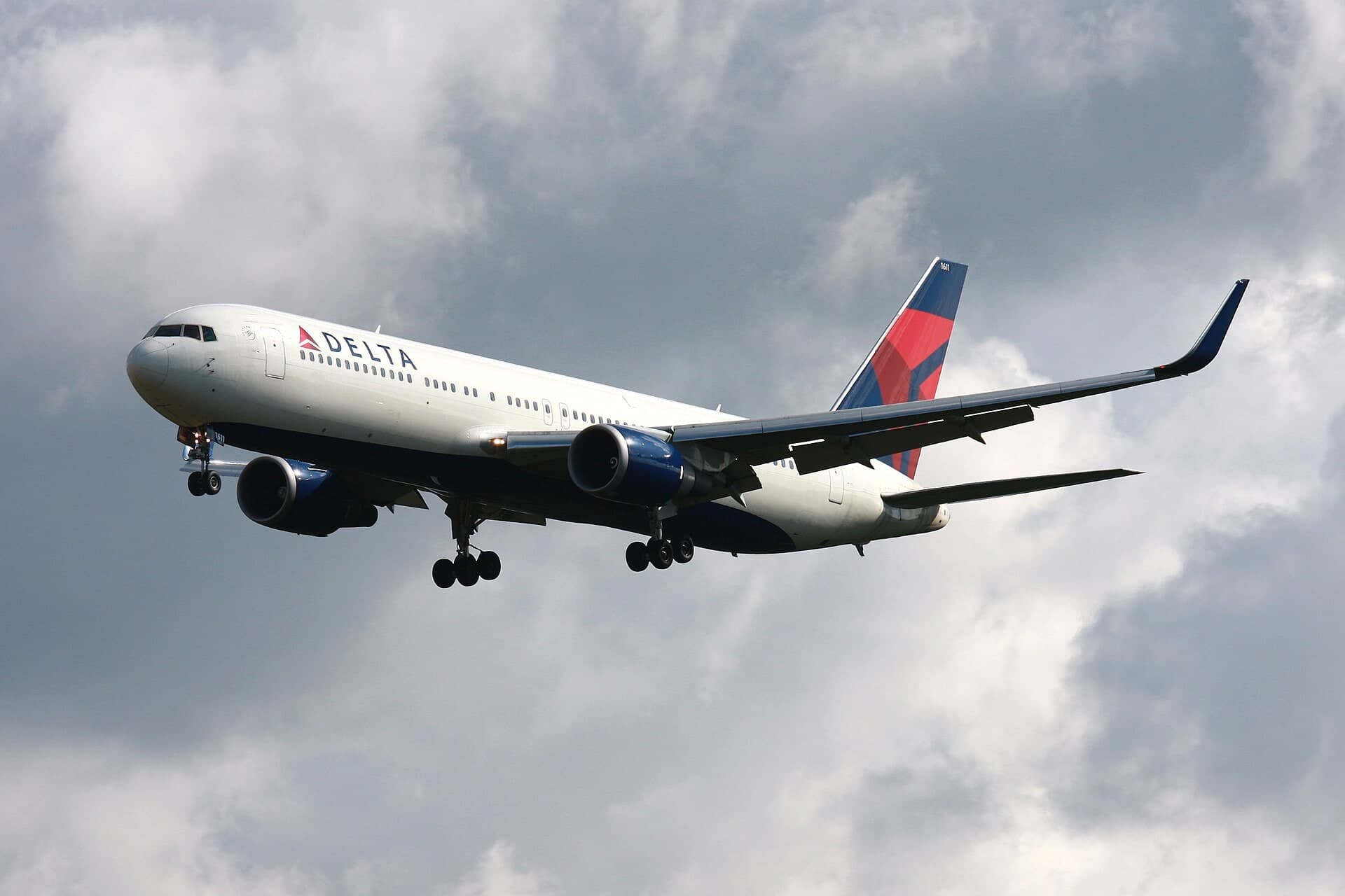 N1611B — Twin-engine aircraft