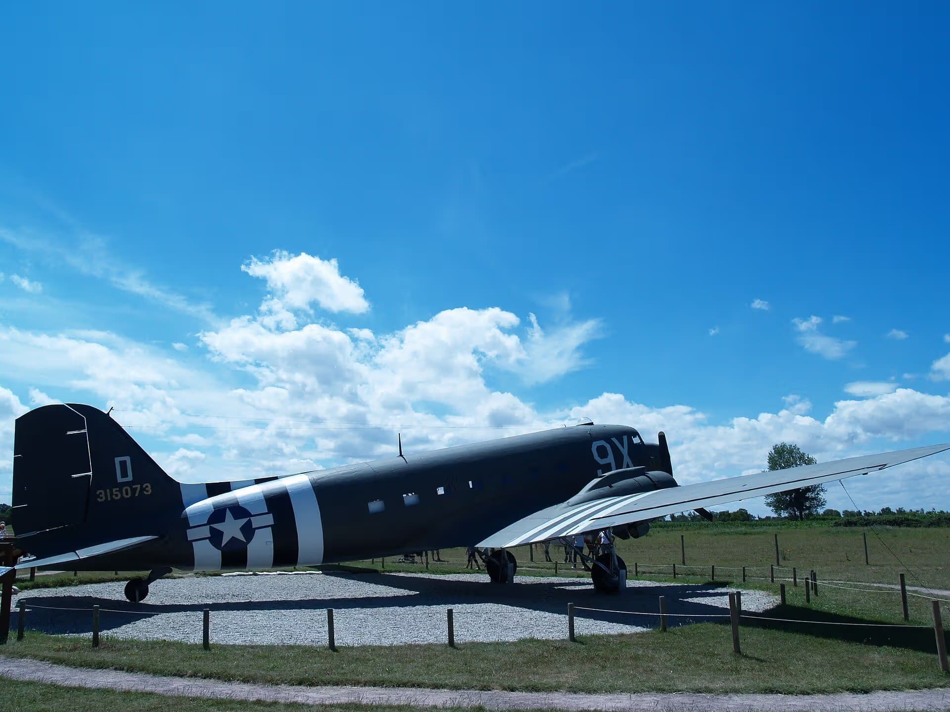 Unidentified — Twin-engine aircraft