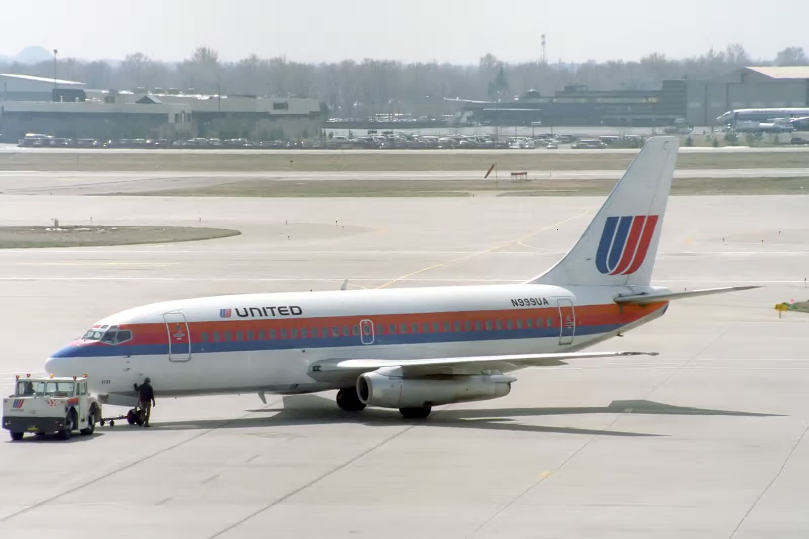 N999UA — Twin-engine aircraft