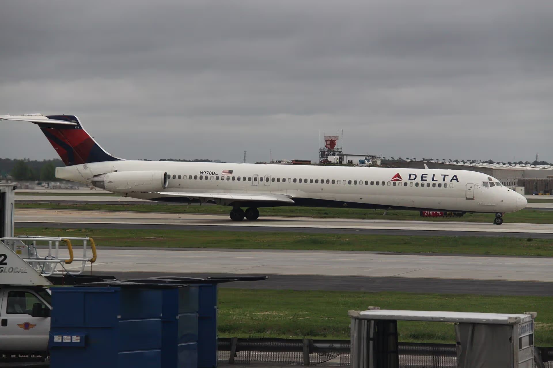 N978DL — Twin-engine aircraft