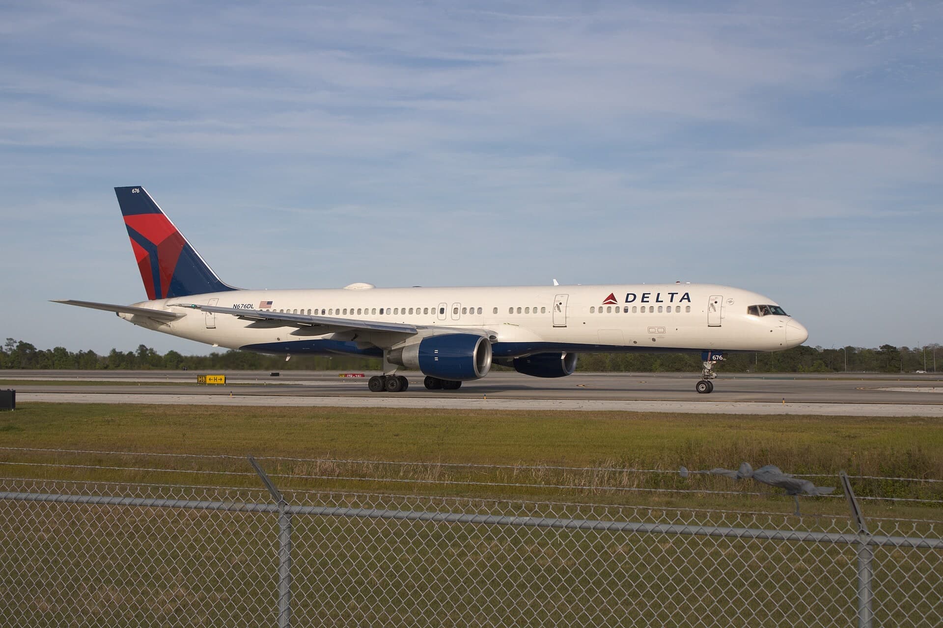 N676DL — Twin-engine aircraft