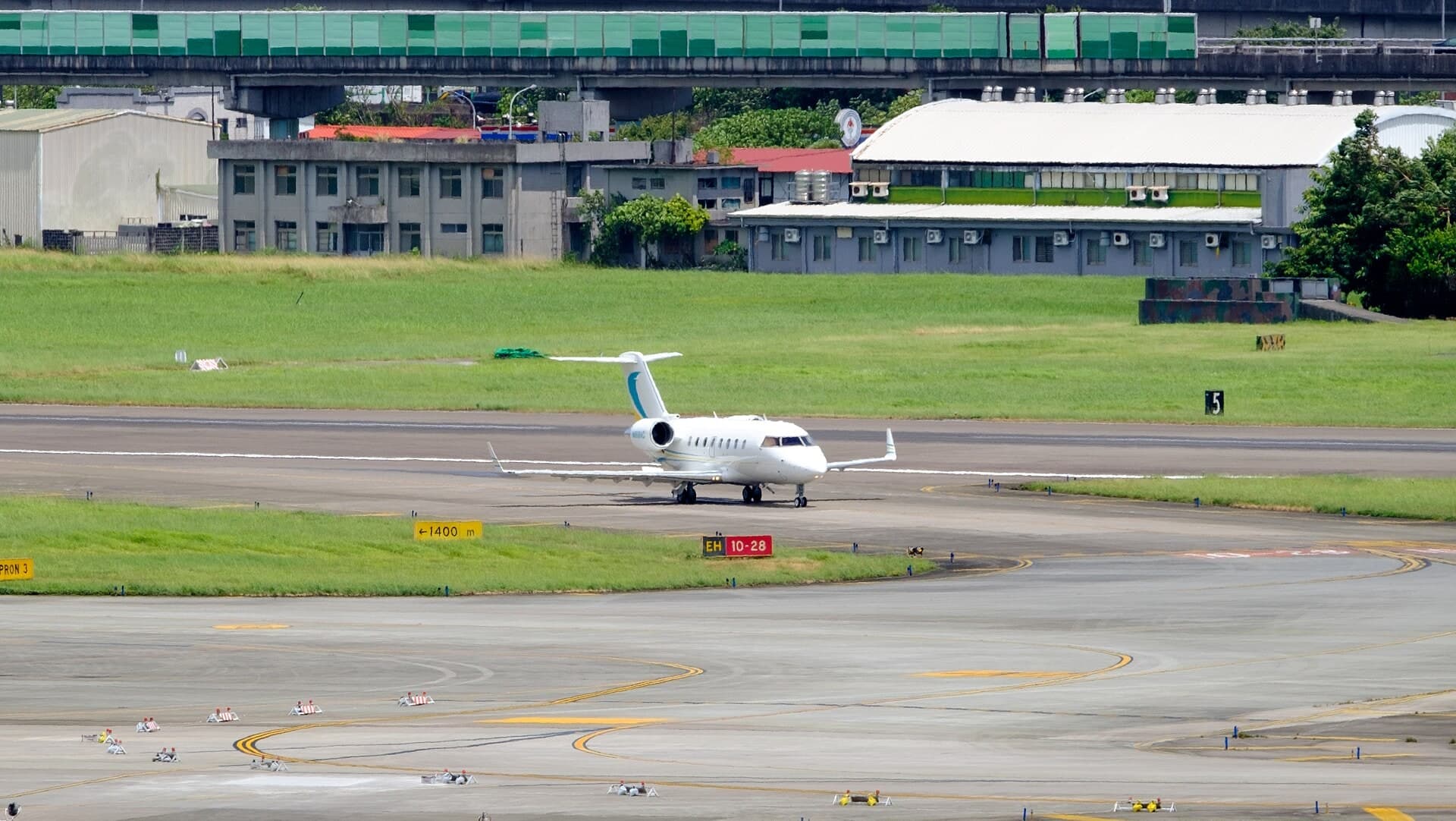 N818AC — Bombardier