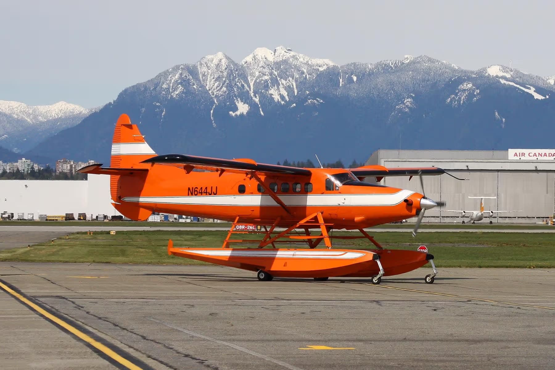 N644JJ — De Havilland