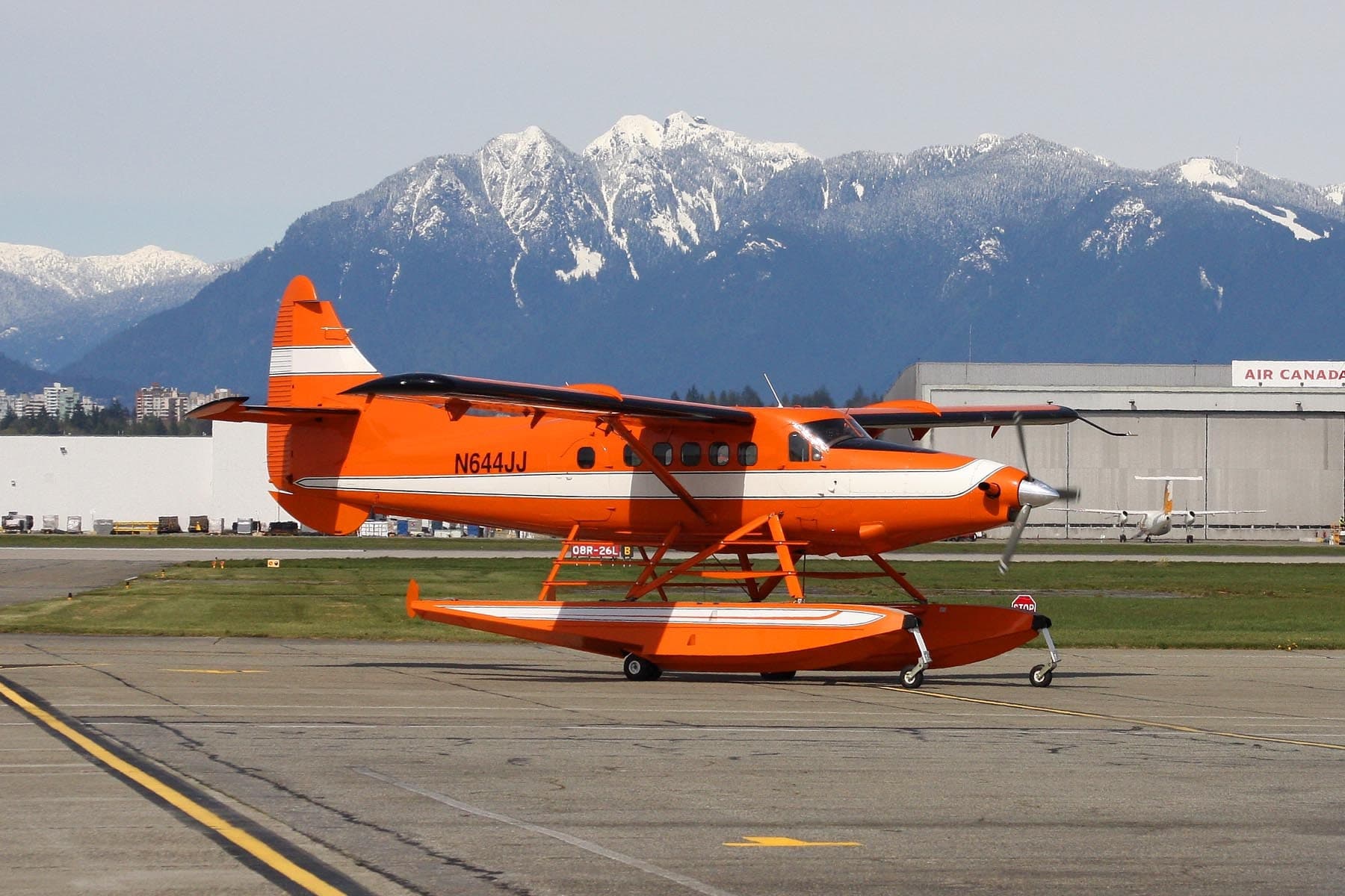 N644JJ — De Havilland